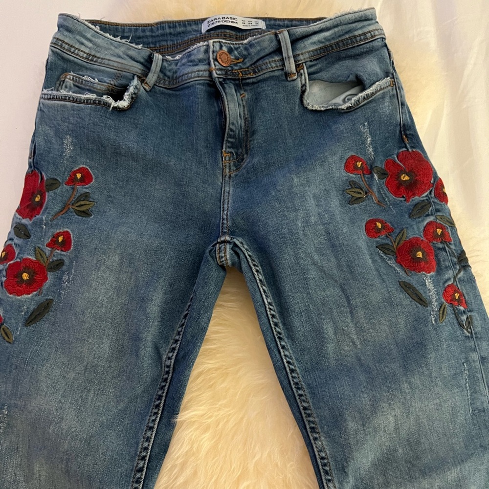 Trendy floral Zara denim jeans small worn/ rips by top (part of th…